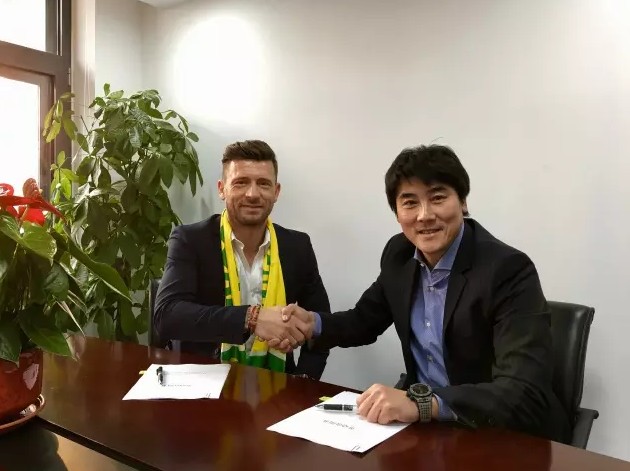 NicoLinner指出，这位荷兰中卫朝着复出又迈出一步，他参加拜仁今天的合练。